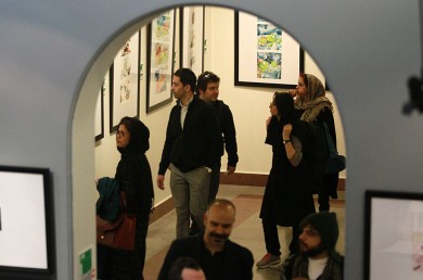 بازدیدکنندگان در حال تماشای آثار نمایشگاه اند.
