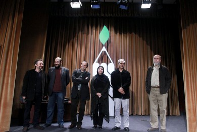 فرشید مثقالی، بهزاد غریب پور، عطیه مرکزی، کمال طباطبائی، علی هاشمی شهرکی و پژمان رحیمی زاده آماده اند که جوایز برگزیدگان را اهدا کنند.