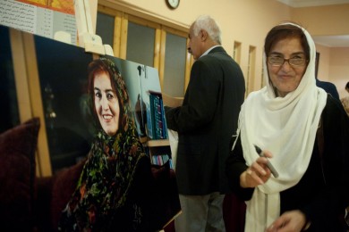 مهرنوش معصومیان پس از امضای پرتره خود
